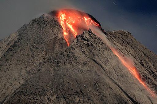 Lava dome during the 2006 eruption of Merapi. (AP Photo)